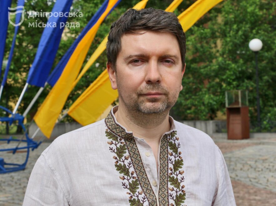 Біля пам’ятника Олександру Полю у Дніпрі вручили стипендії активній молоді
