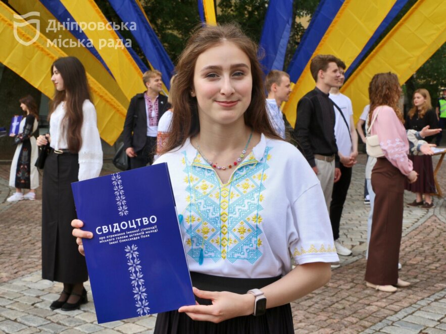 Біля пам’ятника Олександру Полю у Дніпрі вручили стипендії активній молоді