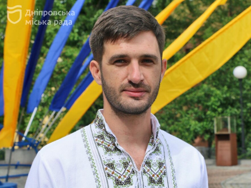 Біля пам’ятника Олександру Полю у Дніпрі вручили стипендії активній молоді