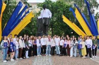 Біля пам’ятника Олександру Полю у Дніпрі вручили стипендії активній молоді
