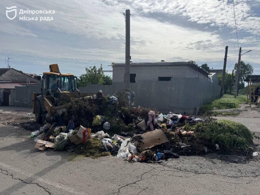 У Дніпрі комунальники очистили майданчик для габаритного сміття, 21 травня 2026