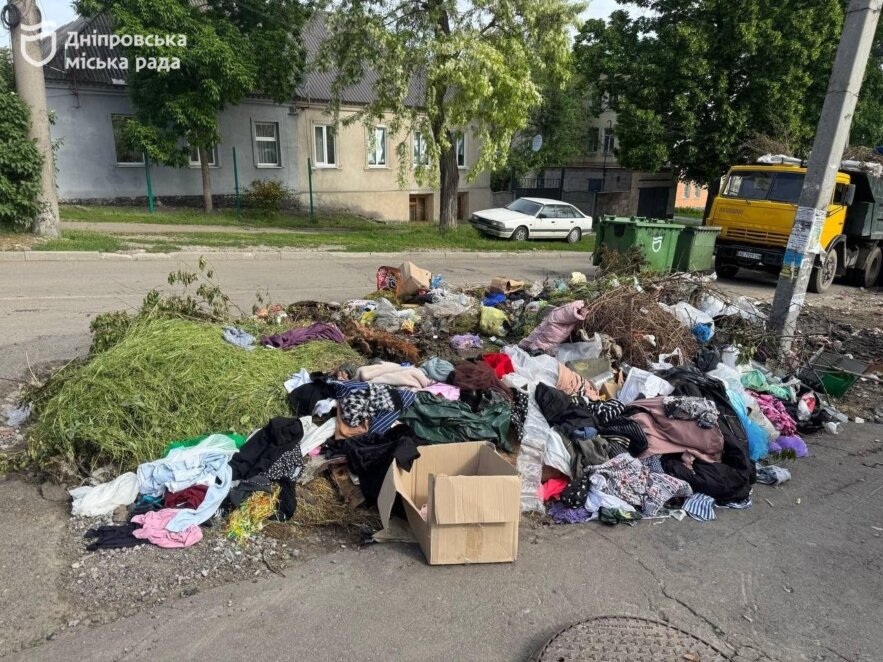 У Дніпрі комунальники очистили майданчик для габаритного сміття, 21 травня 2026