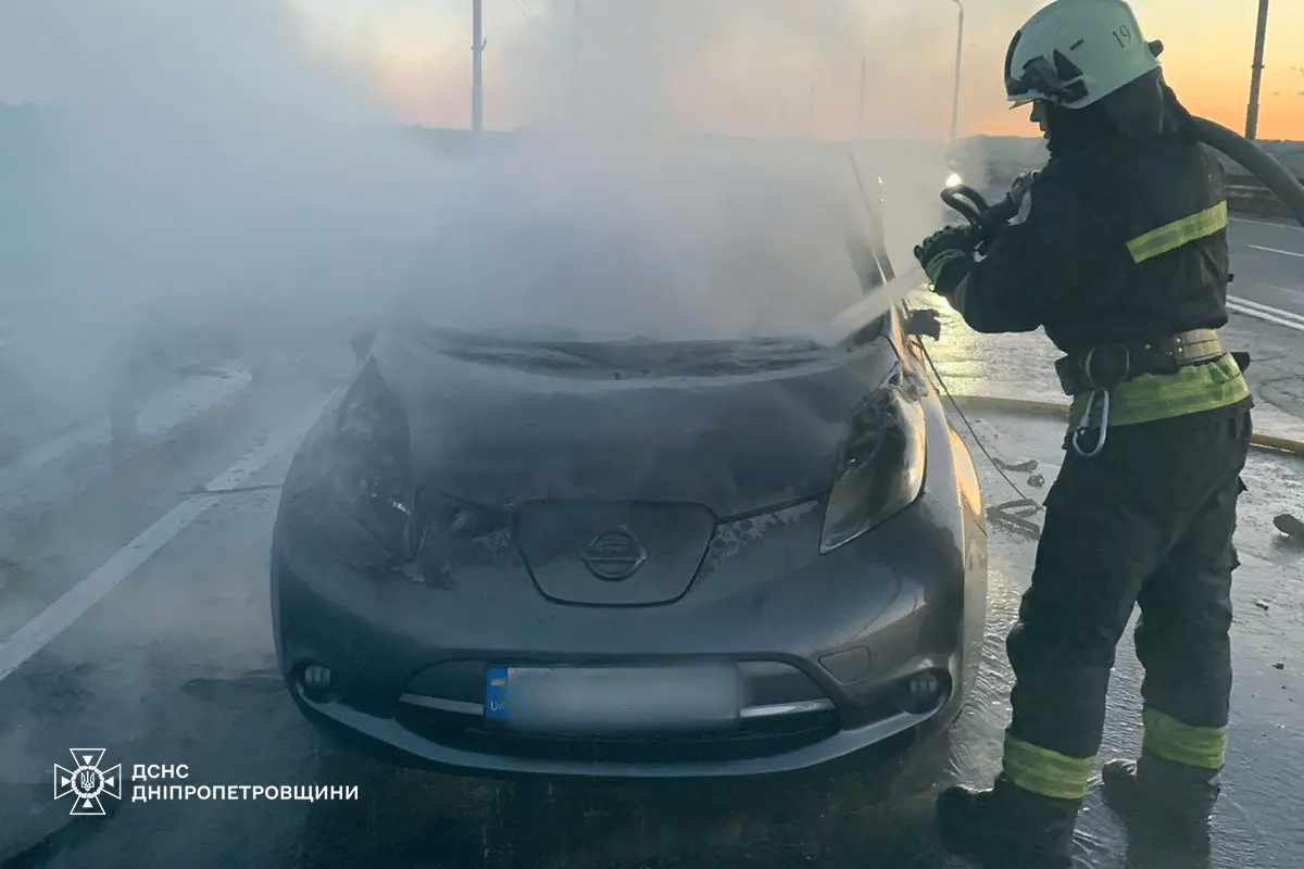 У Дніпрі посеред мосту загорівся електромобіль