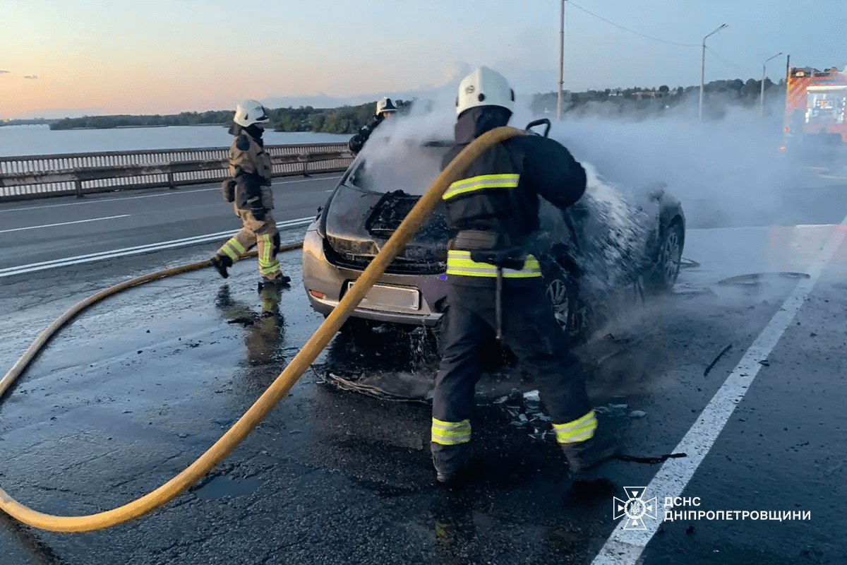 У Дніпрі посеред мосту загорівся електромобіль