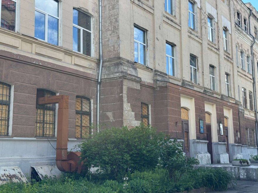 Корпуси та гуртожитки у жахливому стані: 5 років занепаду ректора ДНУ Оковитого