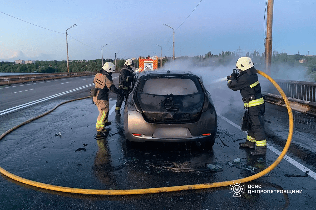 У Дніпрі посеред мосту загорівся електромобіль