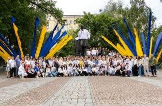 У Дніпрі одягнули пам’ятники: Шевченко та Поль знову у вишиванках