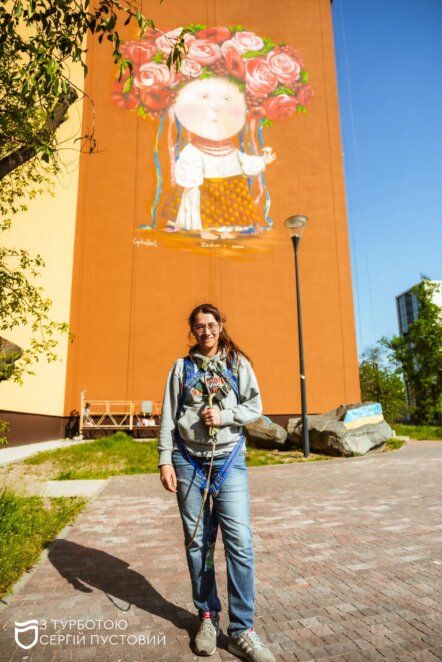 У Дніпрі відновили відомий мурал «Дівчина з хлібцем і салом»