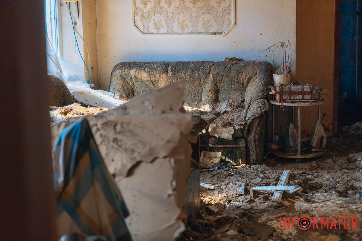 фоторепортаж Інформатора, як росіяни били по будинку в Дніпрі