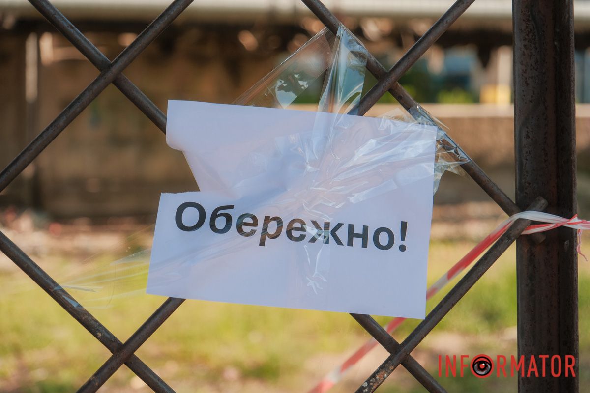 Аварійний паркан біля ліцею на Ломівському у Дніпрі: батьки б’ють на сполох
