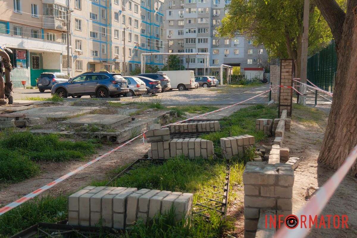 Аварійний паркан біля ліцею на Ломівському у Дніпрі: батьки б’ють на сполох
