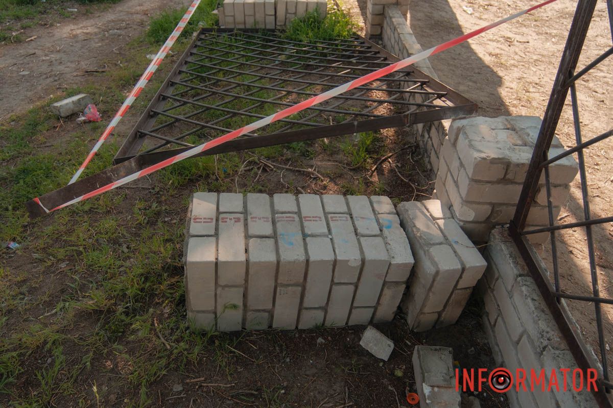 Аварійний паркан біля ліцею на Ломівському у Дніпрі: батьки б’ють на сполох