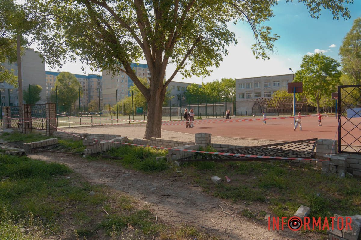 Аварійний паркан біля ліцею на Ломівському у Дніпрі: батьки б’ють на сполох