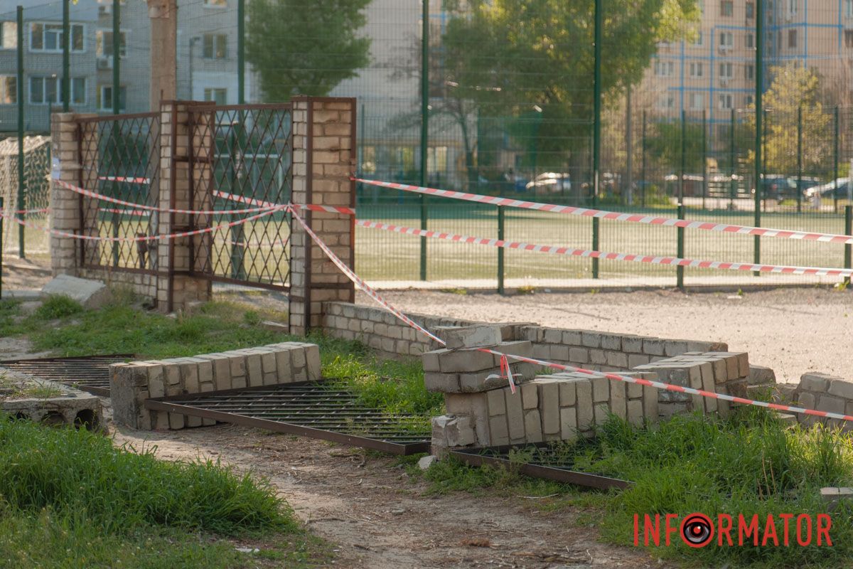 Аварійний паркан біля ліцею на Ломівському у Дніпрі: батьки б’ють на сполох