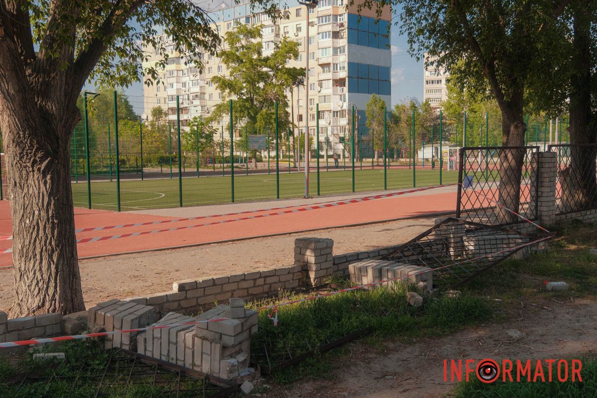Аварійний паркан біля ліцею на Ломівському у Дніпрі: батьки б’ють на сполох