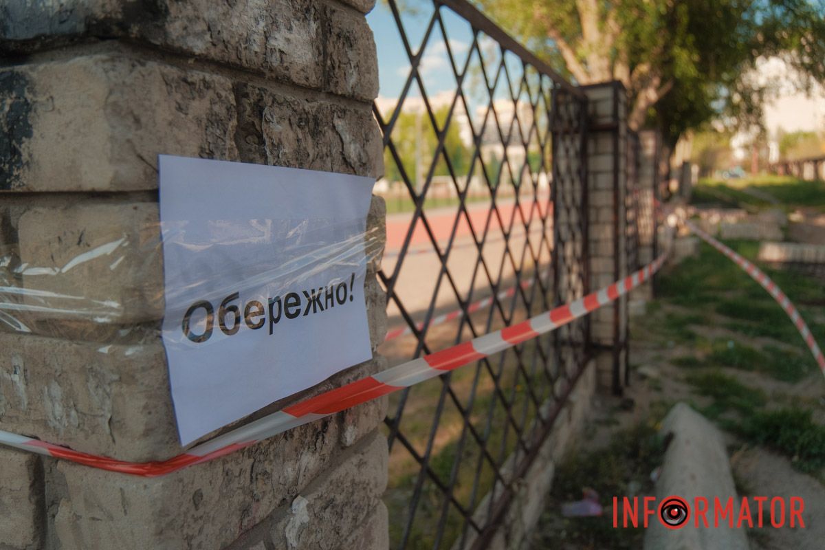 Аварійний паркан біля ліцею на Ломівському у Дніпрі: батьки б’ють на сполох