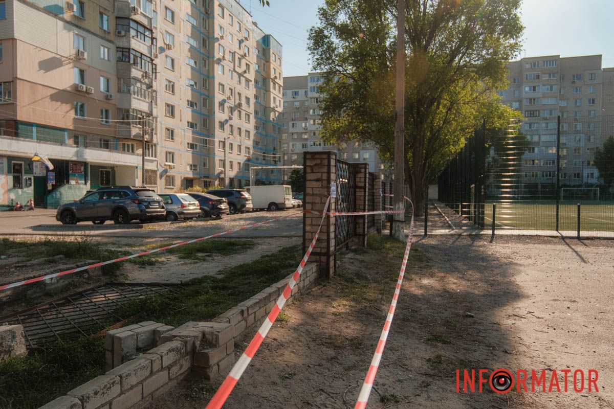 Аварійний паркан біля ліцею на Ломівському у Дніпрі: батьки б’ють на сполох