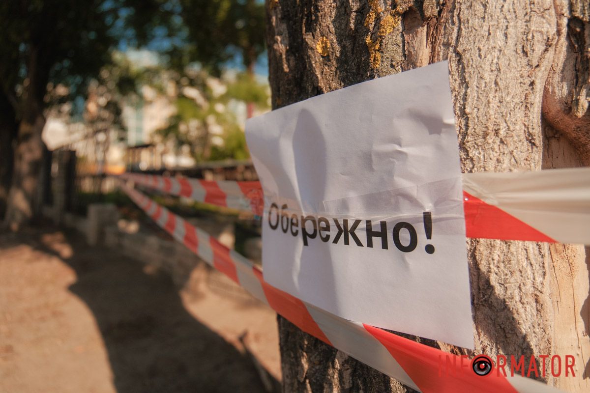 Аварійний паркан біля ліцею на Ломівському у Дніпрі: батьки б’ють на сполох