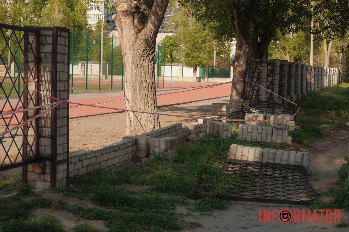 Аварійний паркан біля ліцею на Ломівському у Дніпрі: батьки б’ють на сполох