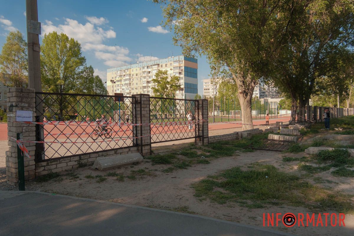 Аварійний паркан біля ліцею на Ломівському у Дніпрі: батьки б’ють на сполох