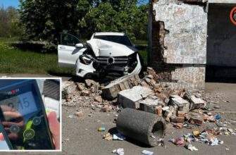 П’яна водійка Mercedes влетіла у зупинку у Кривому Розі