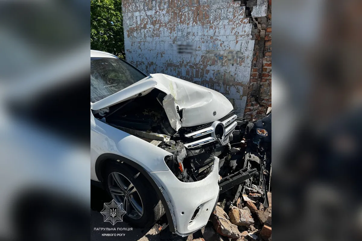 П’яна водійка Mercedes влетіла у зупинку у Кривому Розі