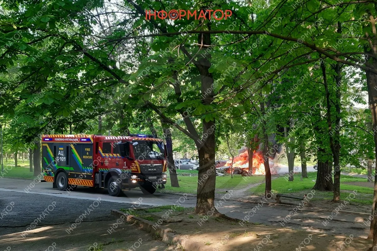 У Дніпрі біля ДІІТу горіли машини: містяни чули вибух
