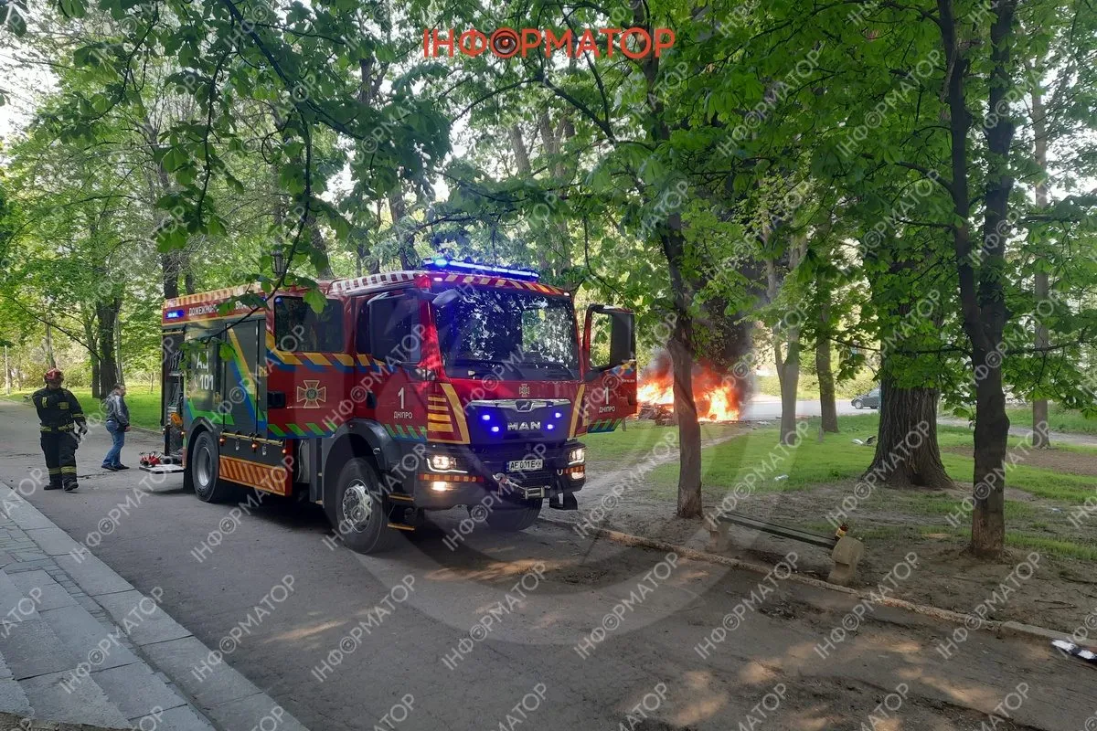 У Дніпрі біля ДІІТу горіли машини: містяни чули вибух