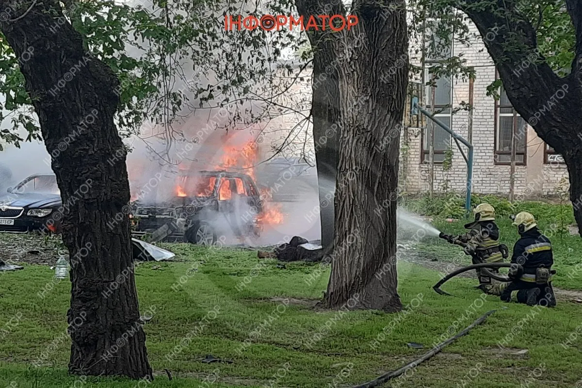 У Дніпрі біля ДІІТу горіли машини: містяни чули вибух