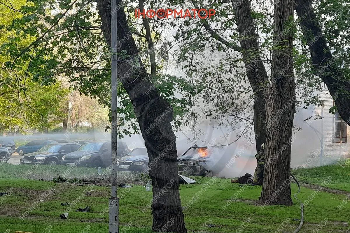 У Дніпрі біля ДІІТу горіли машини: містяни чули вибух