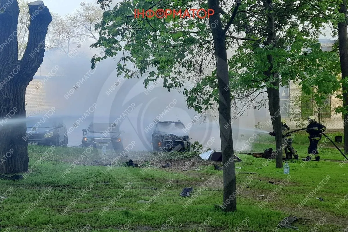 У Дніпрі біля ДІІТу горіли машини: містяни чули вибух
