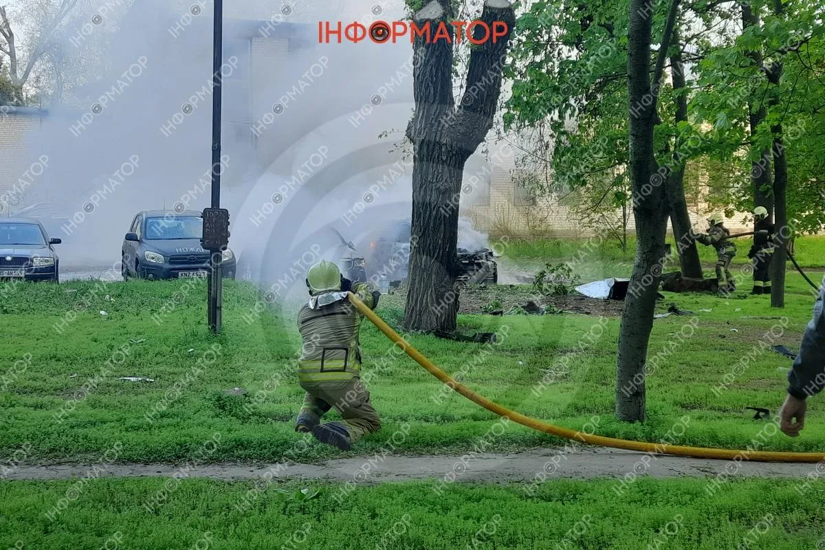 У Дніпрі біля ДІІТу горіли машини: містяни чули вибух