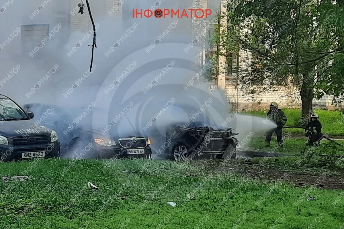 У Дніпрі біля ДІІТу горіли машини: містяни чули вибух