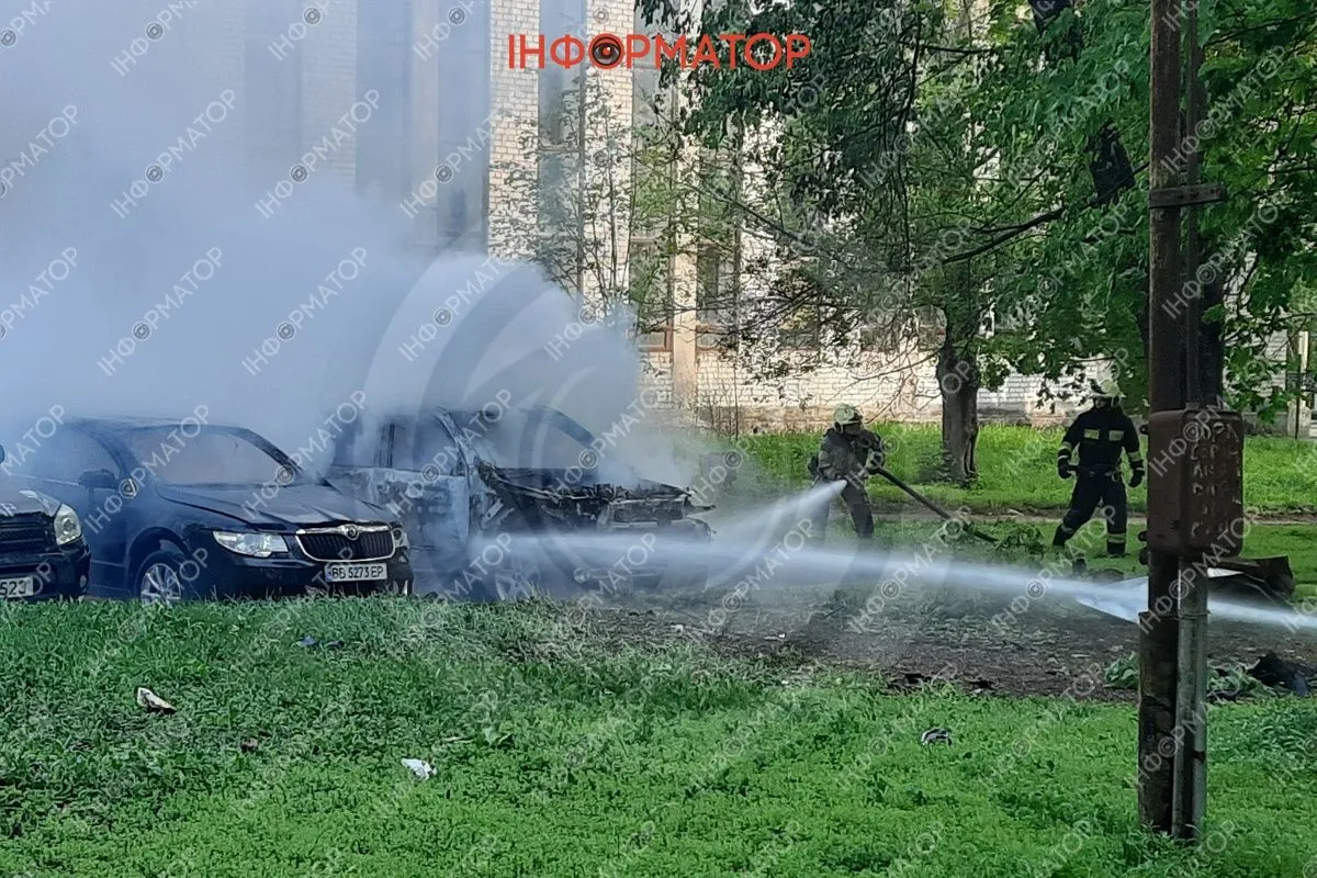 У Дніпрі біля ДІІТу горіли машини: містяни чули вибух
