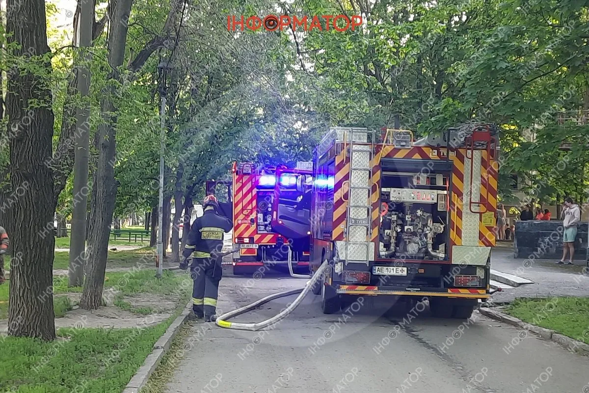У Дніпрі біля ДІІТу горіли машини: містяни чули вибух