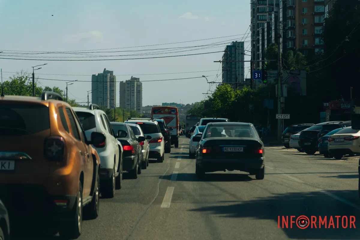 У Дніпрі на Перемозі зіштовхнулися чотири машини: утворився затор
