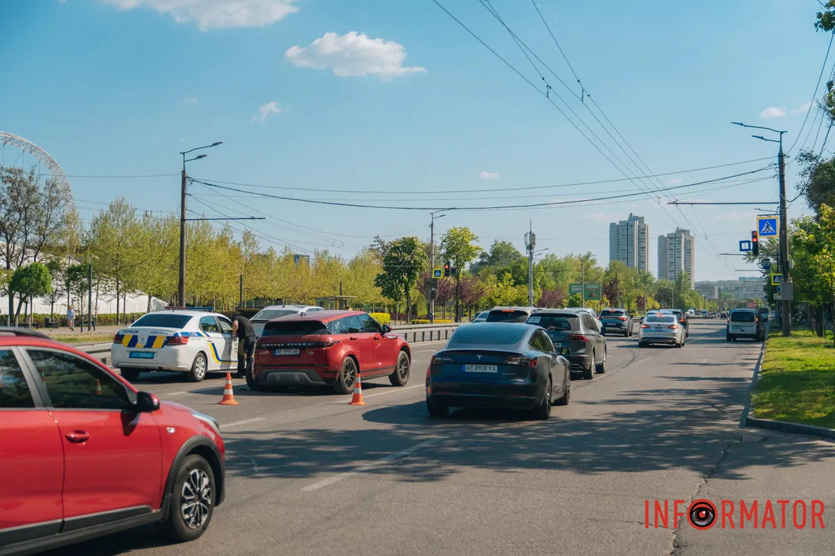 У Дніпрі на Перемозі зіштовхнулися чотири машини: утворився затор
