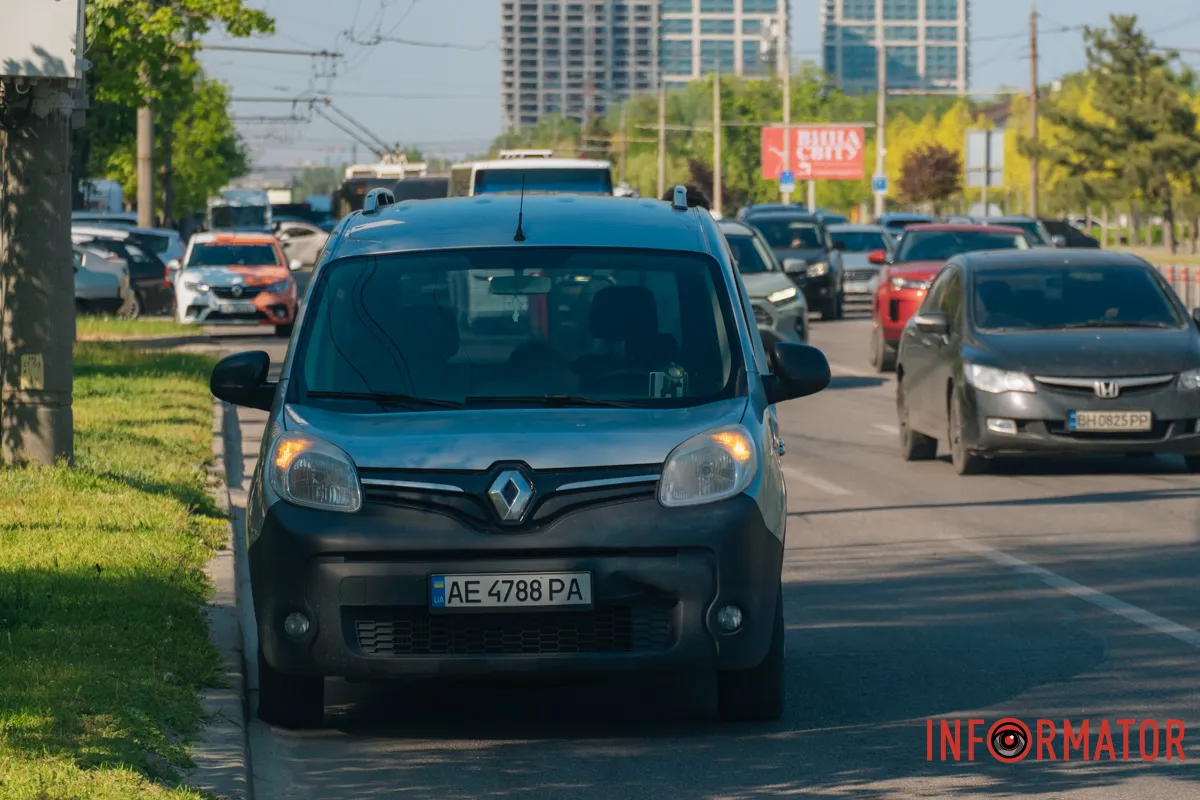 У Дніпрі на Перемозі зіштовхнулися чотири машини: утворився затор