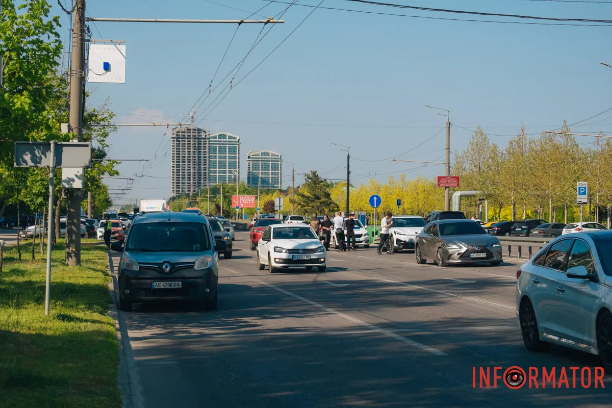У Дніпрі на Перемозі зіштовхнулися чотири машини: утворився затор