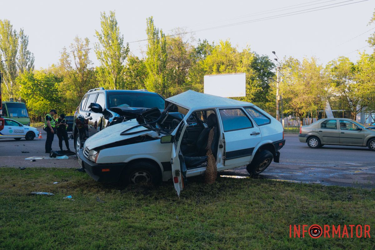 У Дніпрі на Запорізькому шосе зіткнулись Toyota та Lada: є постраждалий