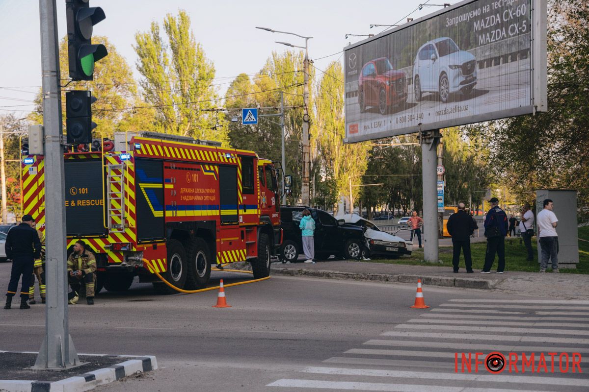 У Дніпрі на Запорізькому шосе зіткнулись Toyota та Lada: є постраждалий