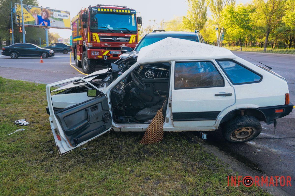 У Дніпрі на Запорізькому шосе зіткнулись Toyota та Lada: є постраждалий