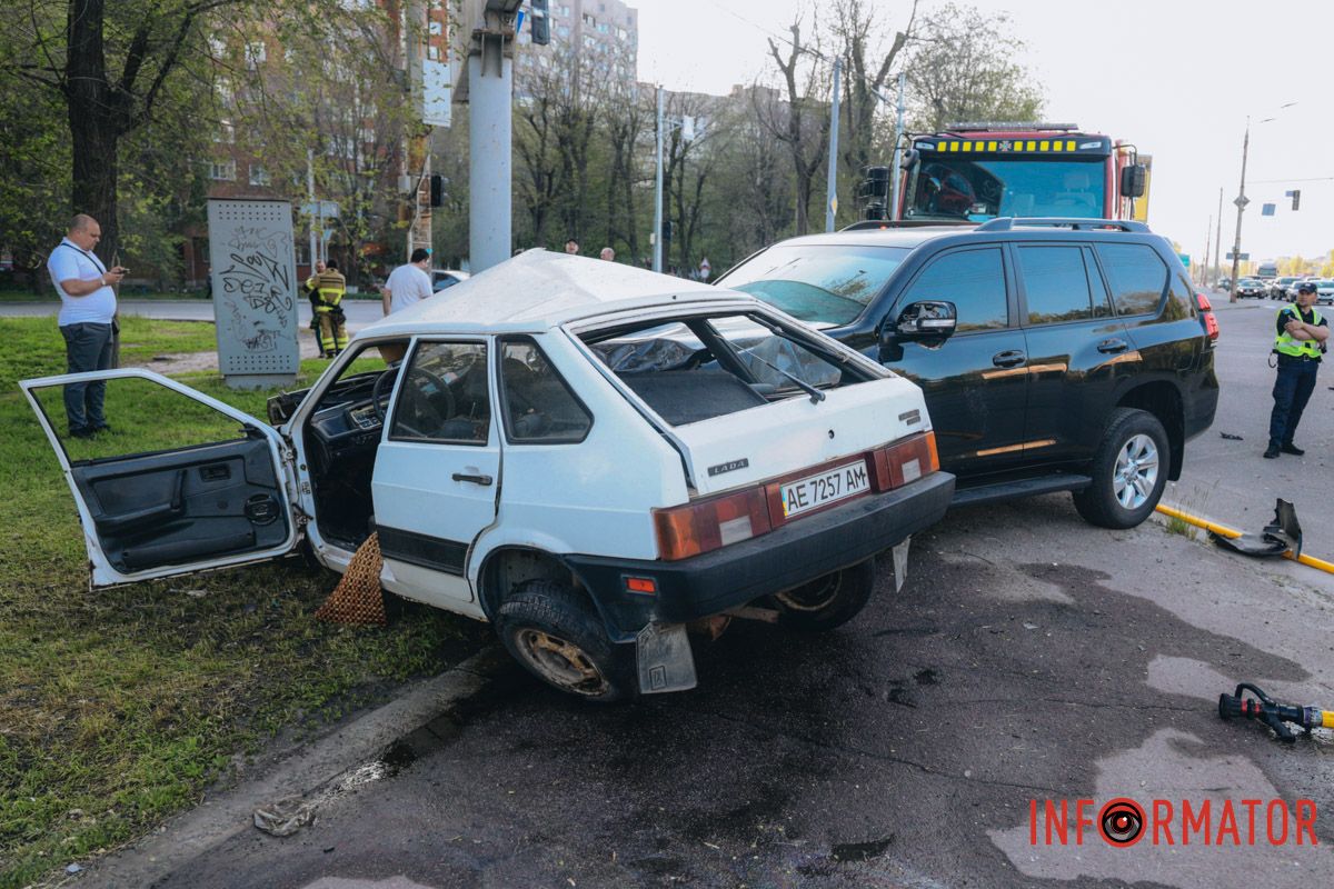У Дніпрі на Запорізькому шосе зіткнулись Toyota та Lada: є постраждалий