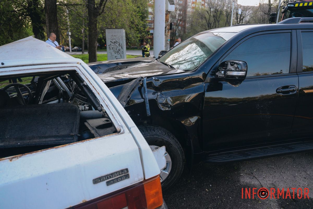 У Дніпрі на Запорізькому шосе зіткнулись Toyota та Lada: є постраждалий