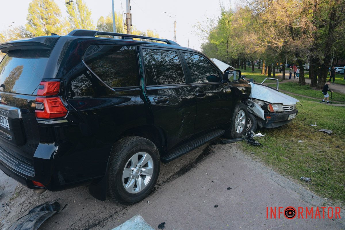У Дніпрі на Запорізькому шосе зіткнулись Toyota та Lada: є постраждалий