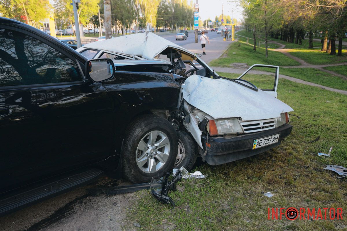 У Дніпрі на Запорізькому шосе зіткнулись Toyota та Lada: є постраждалий