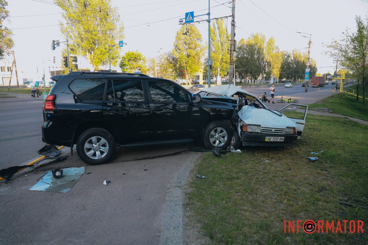 У Дніпрі на Запорізькому шосе зіткнулись Toyota та Lada: є постраждалий
