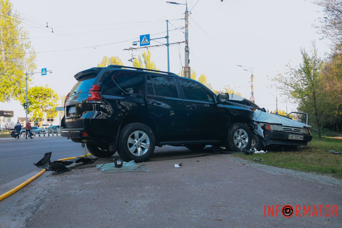 У Дніпрі на Запорізькому шосе зіткнулись Toyota та Lada: є постраждалий