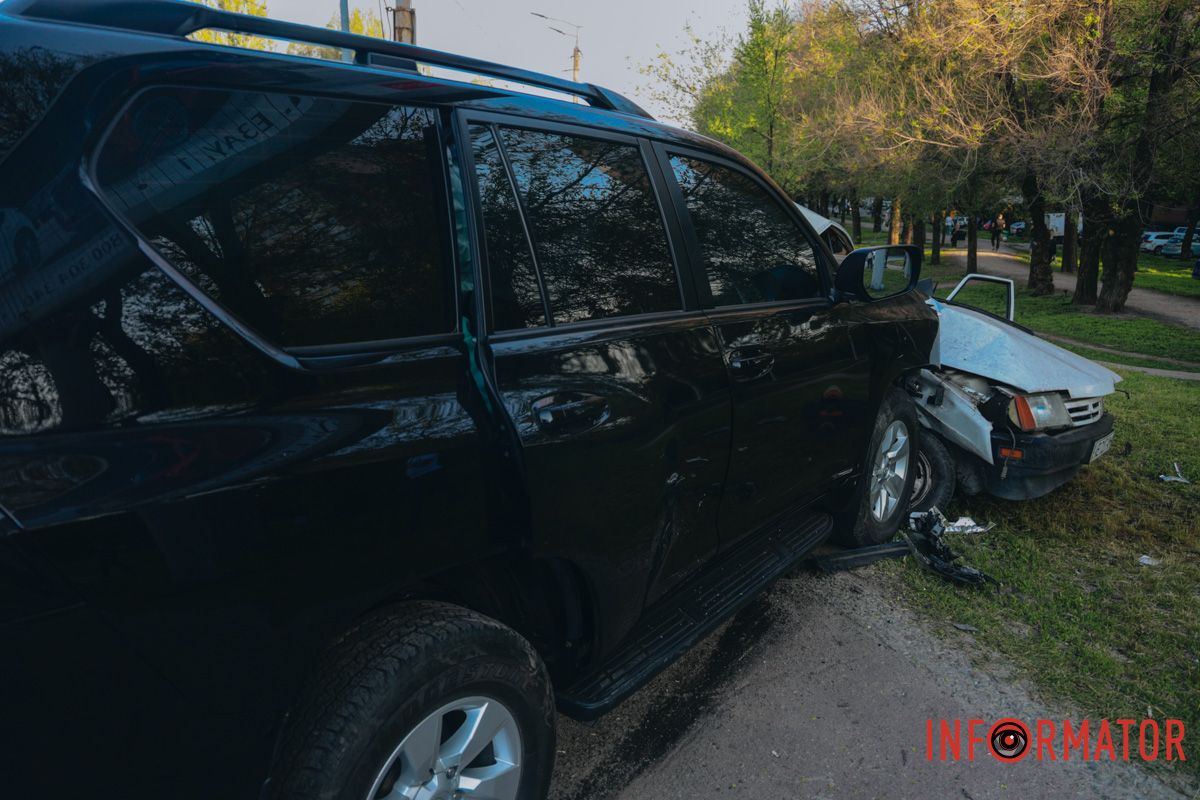 У Дніпрі на Запорізькому шосе зіткнулись Toyota та Lada: є постраждалий
