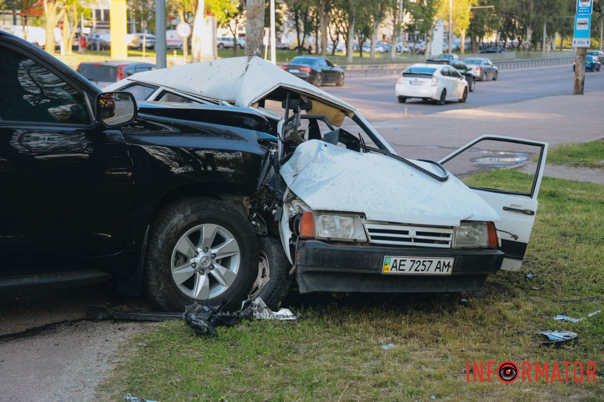 У Дніпрі на Запорізькому шосе зіткнулись Toyota та Lada: є постраждалий
